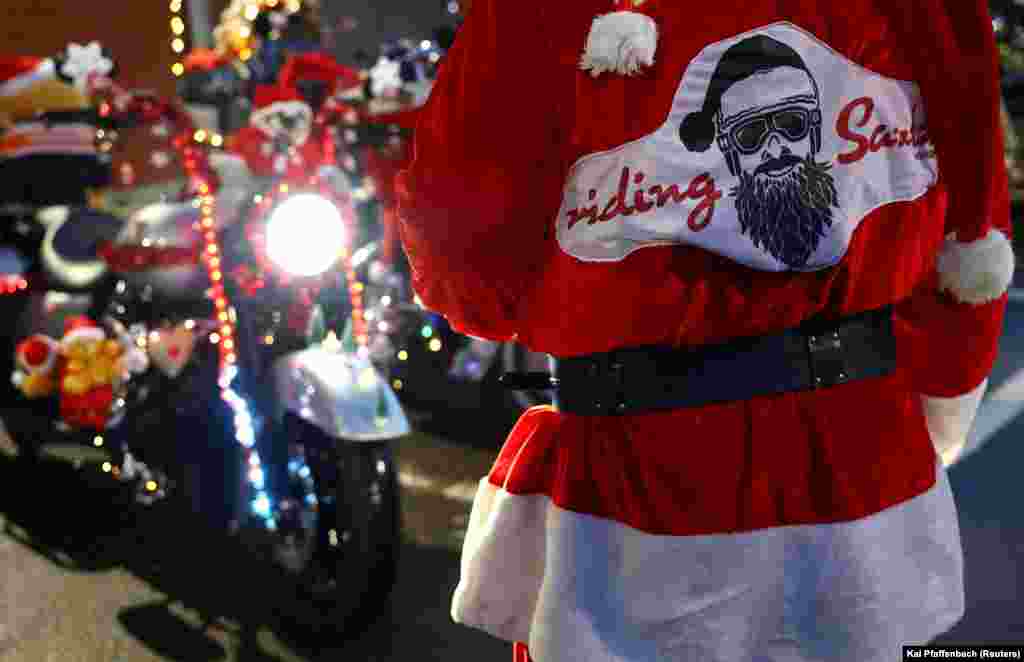 Anëtarët e klubit &quot;Riding Santas&quot; gjatë aktivitetit të tyre në Gjermani, 6 dhjetor 2024.&nbsp;