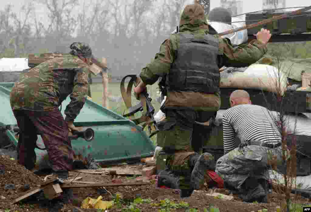 На передовій позиції українських військових під час бою неподалік Донецька, 30 травня 2015 року