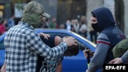 Polițiști îmbrăcați în civil, reținând participanți la demonstrația de la Minsk, 20 septembrie 2020