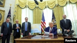 Președintele Trump semnând joi un ordin executiv privind tarifele reciproce, în Biroul Oval, la Casa Albă din Washington. 