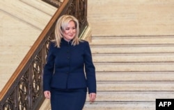 Michelle O'Neill este primul premier al Irlandei de Nord care face parte din partidul Sinn Fein, care ar susține unirea Irlandei de Nord cu Republica Irlanda.