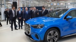 Prim-ministrul Ilie Bolojan (centru) la lansarea noii linii de asamblare a unităților de propulsie pentru modelul Mercedes-Benz GLC full-electric, la Sebeș. Statul român a finanțat proiectul cu 37,5 milioane de euro pentru crearea de locuri de muncă. Rezultatul: zero.