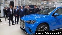 Prim-ministrul Ilie Bolojan (centru) la lansarea noii linii de asamblare a unităților de propulsie pentru modelul Mercedes-Benz GLC full-electric, la Sebeș. Statul român a finanțat proiectul cu 37,5 milioane de euro pentru crearea de locuri de muncă. Rezultatul: zero.