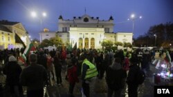Софија, протест пред бугарскиот парламент, 21-ноември-2020.
