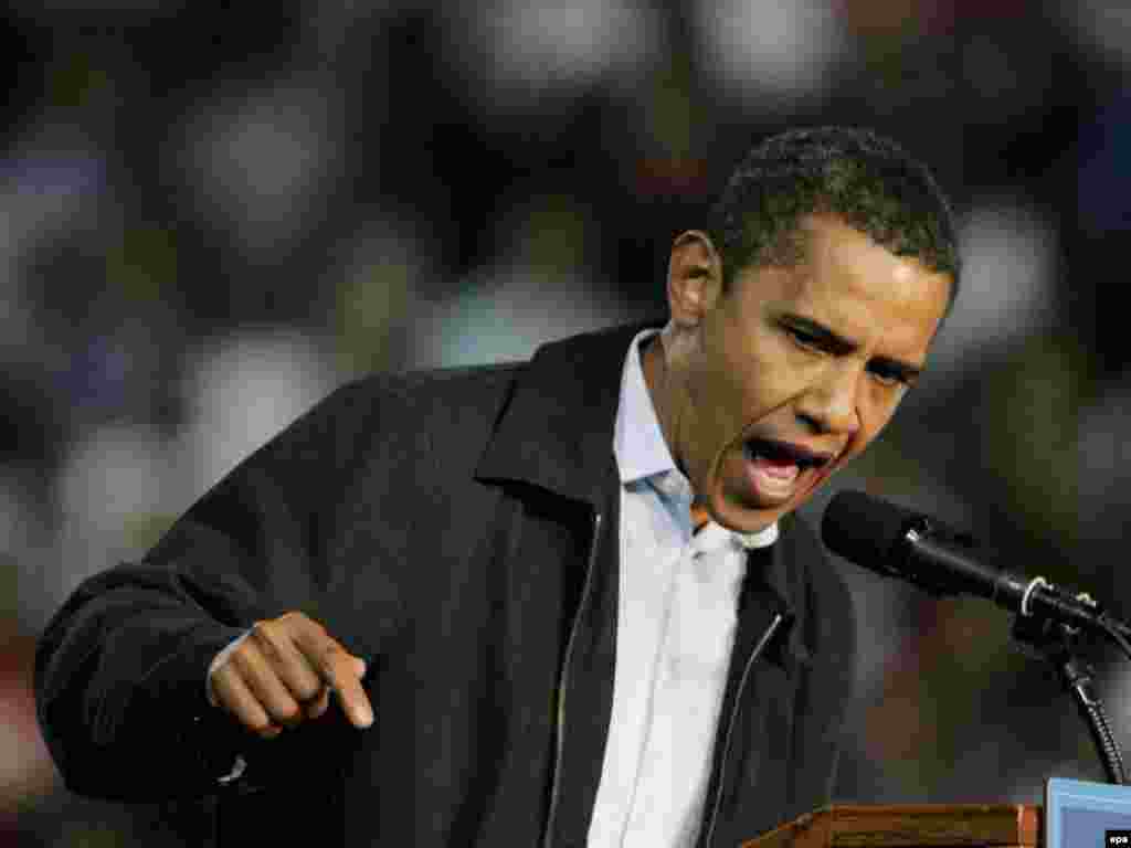 Kampanja puna emocija... - Barack Obama se obraća glasačima na stadionu sveučilišta u Cincinnatiju pred oko 20.000 ljudi.