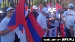 «Ուժեղ Հայաստան»-ի անդամները Ազգային ժողովի շենքի դիմաց, Երևան, 8-ը մայիսի, 2026թ.