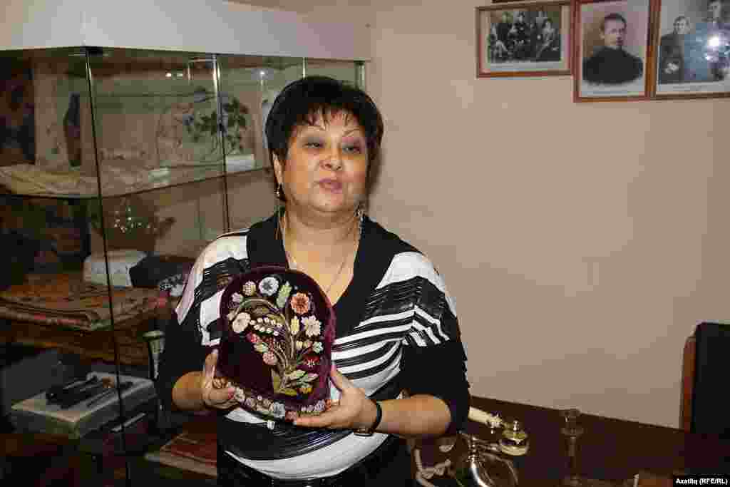 Музей җитәкчесе Лилия Камаева шагыйрьне карап үстергән хужабикәгә Дәрдмәнднең үз куллары белән бүләк иткән калфакны күрсәтә