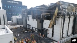 تصویری که رسانه‌ها از آتش‌سوزی در کارخانه تولید باتری لیتیومی در کره‌ جنوبی منتشر کرده‌اند