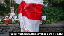 Під будівлею посольства Білорусі в Києві відбулась акція пам'яті Віталія Шишова. Київ, 3 серпня 2021 року