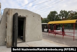 Перше мобільне укриття біля зупинки громадського транспорту, Київ, 15 жовтня 2026 року