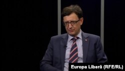 Octavian Armașu în studioul Europei Libere