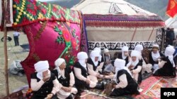 Ак элечек энелер