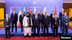 عکس دسته‌جمعی نمایندگان کشورهای همسایهٔ افغانستان در نشست مسکو که وزیر خارجه دولت طالبان برای اولین بار در آن شرکت کرد
