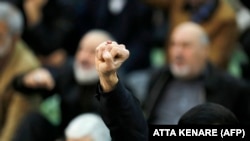 Iran -- An Iranian worshipper raises his fist during the friday prayers at the Imam Khomeini mosque in Tehran, on January 5, 2018