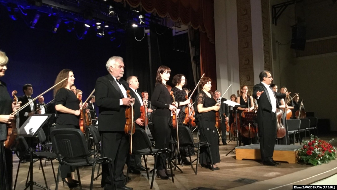 Концерт прошел успешно, и хотя зал не был полон, настроение публики было приподнятым и благодарным