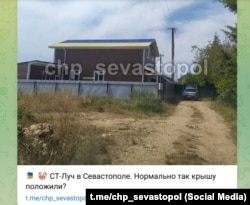 Желто-синяя крыша в садовом товариществе в Севастополе, август 2023 года