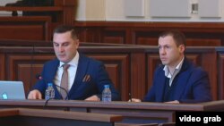 სურათზე მარცხნიდან მარჯვნივ: ლევან მახარაშვილი (ადვოკატი) და გიორგი ბაჩიაშვილი (ბრალდებული) თბილისის საქალაქო სასამართლოში