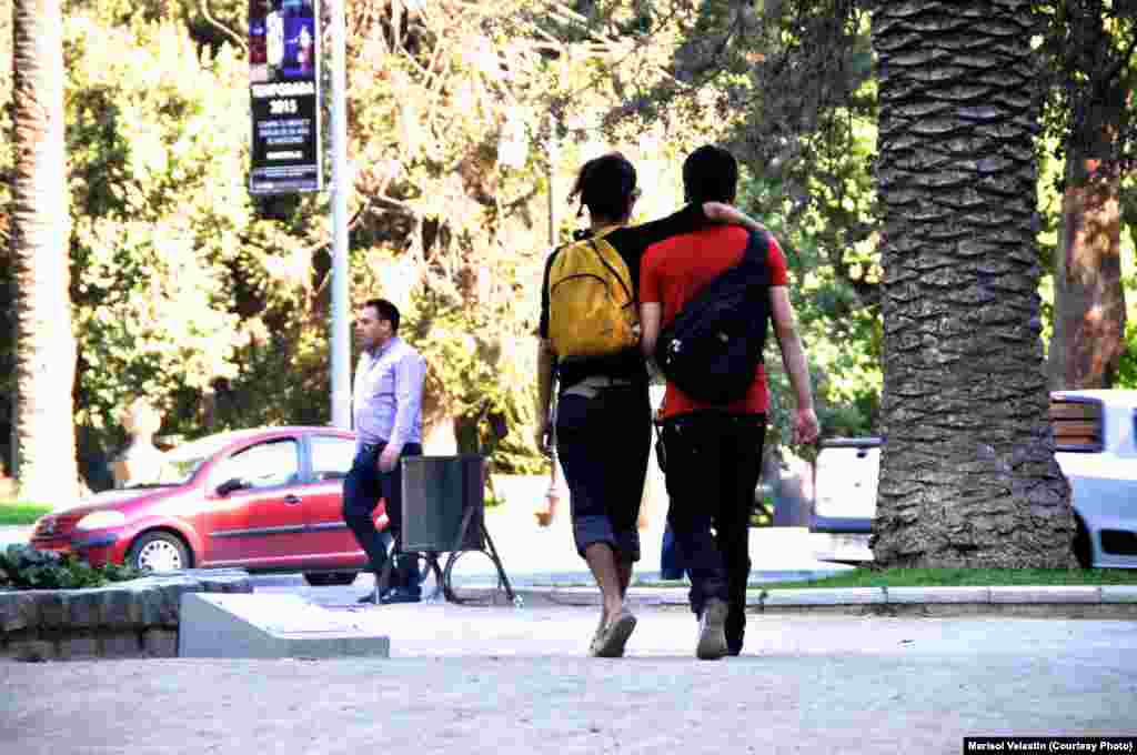 یک زوج همجنسگرا در پارک سانتیاگو، شیلی. هنوز خیلی جا نیفتاده ولی به ندرت در شهر می&zwnj;توان آن&zwnj;ها را دید