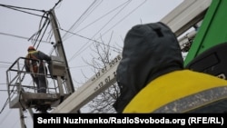Тим часом, у ДТЕК зазначили, що відновлення відбувається почергово, щоб уникнути перевантаження мереж і не допустити нових аварій