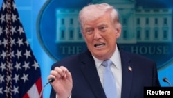 Donald Tramp Ağ evin brifinq otağında mətbuat konfransında.