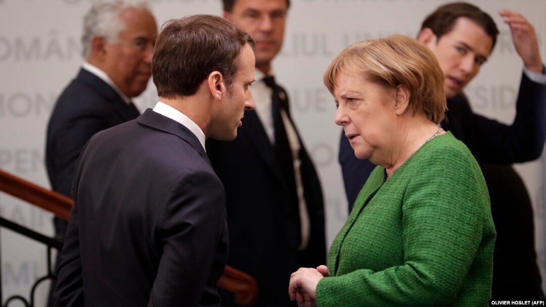 Fransa prezidenti Emmanuel Macron (solda) və Almaniya kansleri Angela Merkel Rumıniyada Aİ ölkə başçılarının sammitində