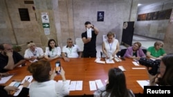 Izborni zvaničnici broje glasove na parlamentarnim izborima u Jerevanu 7. juna.