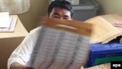 Afghanistan -- An election worker counts ballot papers, in Kabul, 21Aug2009