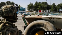 Американски војник на аеродромот во Кабул. 