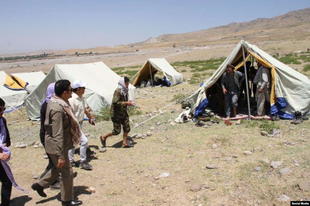 Tendat në Korog të Taxhikistanit, të mbushura me refugjatë që u larguan nga luftimet në Afganistanin verior.
