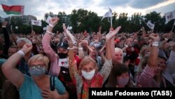 25 июл, шаҳри Бобруйски Беларус. Тарафдорони номзад Светлана Тихоновская дар мулоқоти ӯ ҳузур доранд