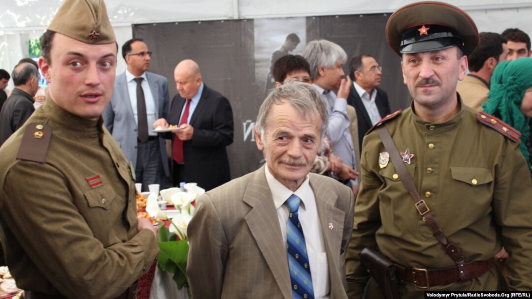 Mustafa Jemilev (ortada)