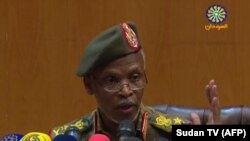 عمر زین‌العابدین رئیس کمیته سیاسی شورای نظامی سودان حین کنفرانس خبری در خارطوم پایتخت این کشور. April 12, 2019
