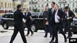 Presidenti ukrainas, Volodymyr Zelensky, mirëpret emisarët amerikanë, Steve Witkoff dhe Jared Kushner në Kiev më 6 shtator 2026. 