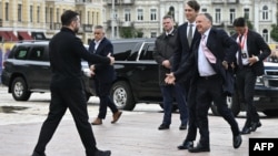 Президент України Володимир Зеленський вітає спеціального посланця США Стіва Віткоффа і зятя Дональда Трампа Джареда Кушнера перед їхніми переговорами в Києві 6 вересня 2026 року