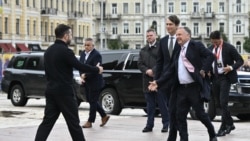 Президент України Володимир Зеленський вітає спеціального посланця США Стіва Віткоффа і зятя Дональда Трампа Джареда Кушнера перед їхніми переговорами в Києві 6 вересня 2026 року