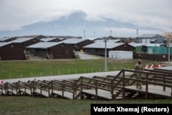 Një ushtar amerikan, pjesë e misionit paqeruajtës të NATO-s, duke ecur në Kampin Bondsteel, në Sojevë, Kosovo, më 22 tetor 2025.