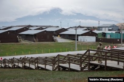 Një ushtar amerikan, pjesë e misionit paqeruajtës të NATO-s, duke ecur në Kampin Bondsteel, në Sojevë, Kosovo, më 22 tetor 2025.