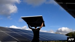 În România sunt 240.000 de prosumatori – adică persoane care nu doar cumpără, ci și livrează energie în rețea. Imagine generică.