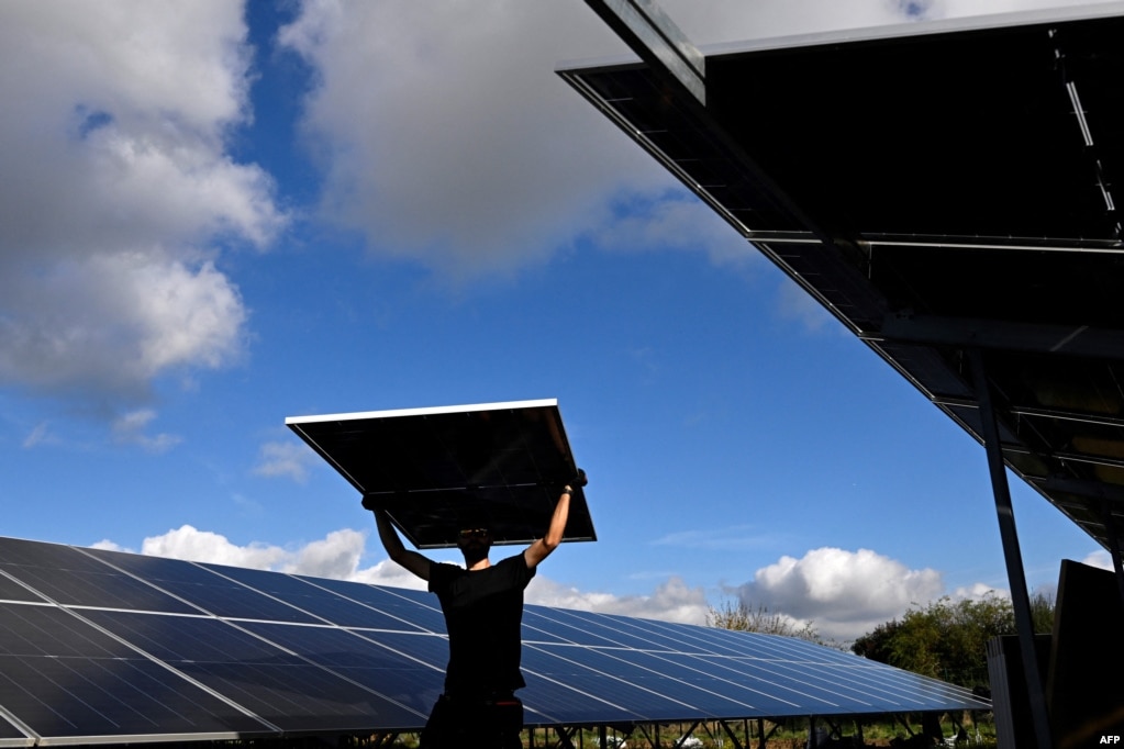 Рабочий F&S solar service устанавливает солнечную панель на солнечной электростанции недалеко от Эрфтштадта на западе Германии, 22 октября 2024 года. Фото AFP