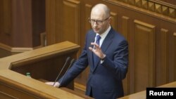 Прем’єр-міністр України Арсеній Яценюк виступає з промовою під час засідання Верховної Ради. Київ, 19 травня 2015 року