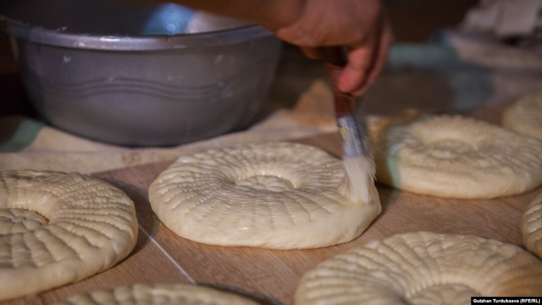 Tandyr nan Uzbek bread, a type of Central Asian bread, often decorated by  stamping patterns on the dough by using a bread stamp known as a chekich,  al Stock Photo - Alamy