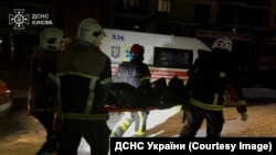 Рятувальники виносять хворих із стаціонарного відділення лікарні у Києві, куди влучив російський дрон. 5 січня 2026 року