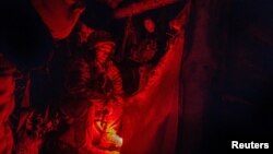 Українські військовослужбовці з 58-ї мотострілецької бригади вночі на позиціях в Донецькій області, Україна, 13 квітня 2024 року