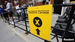 Biračko mjesto na saveznim izborima u Otavi, Kanada, 28. april 2025. 
