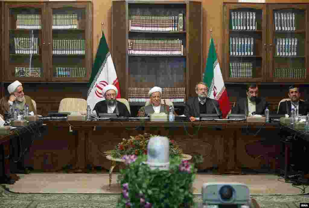 مصلحت احمدی&zwnj;نژادی؛ محمود احمدی&zwnj;نژاد که&nbsp;در دوران ریاست جمهوری&zwnj;اش اعتقادی به حضور در جلسات مجمع تشخیص مصلحت نداشت، این روزها در جلسات مجمع حضور پیدا می&zwnj;کند و درکنار سایر قدرت&zwnj;مردان جمهوری اسلامی می&zwnj;نشیند.