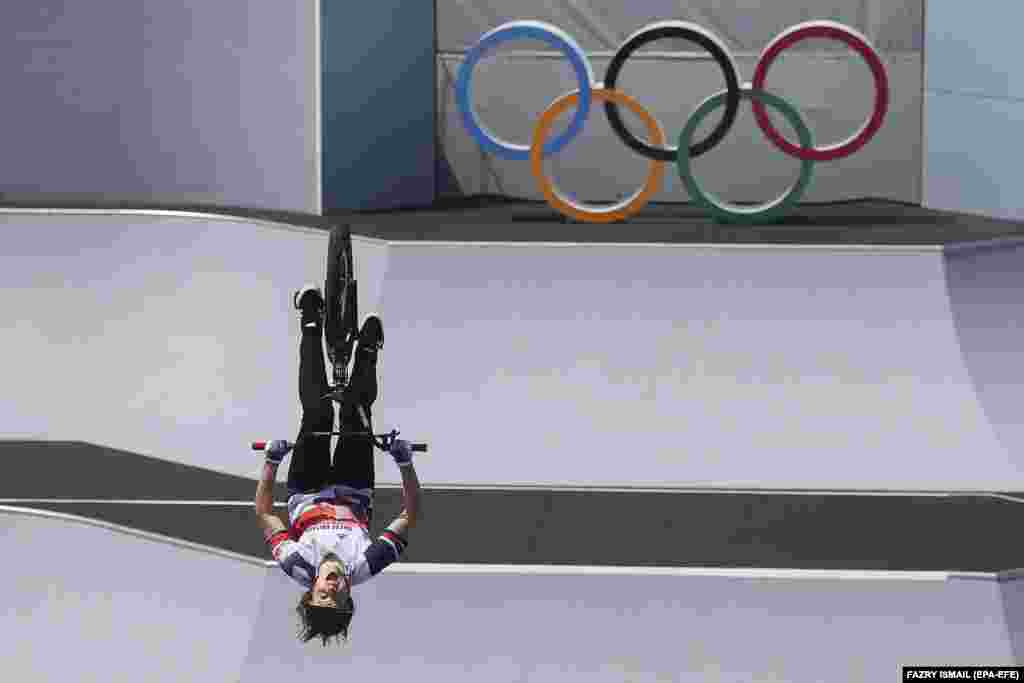 Британка Шарлотта Уортингтон во время финала велопробега BMX в свободном стиле. Токио, 1 августа 2021 года