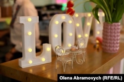 Барна стійка з літерами LOVE (любов) у кафе Катерини Галушко, Намюр, Бельгія, 6 березня 2026 року