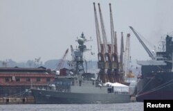 Иран әскери-теңіз флотының IRIS Dena фрегаты Бразилияның Рио-де-Жанейро портында тұр. 2023 жылғы 28 ақпанда түсірілген фото.