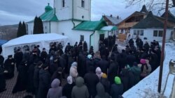 În seara zilei de 10 februarie, circa 150 de persoane și un grup de preoți, reprezentanți ai Mitropoliei Moldovei, s-au adunat în curtea bisericii din Dereneu, după care au rupt cordonul Poliției și au pătruns forțat în biserica din sat.