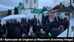 În seara zilei de 10 februarie, circa 150 de persoane și un grup de preoți, reprezentanți ai Mitropoliei Moldovei, s-au adunat în curtea bisericii din Dereneu, după care au rupt cordonul Poliției și au pătruns forțat în biserica din sat.